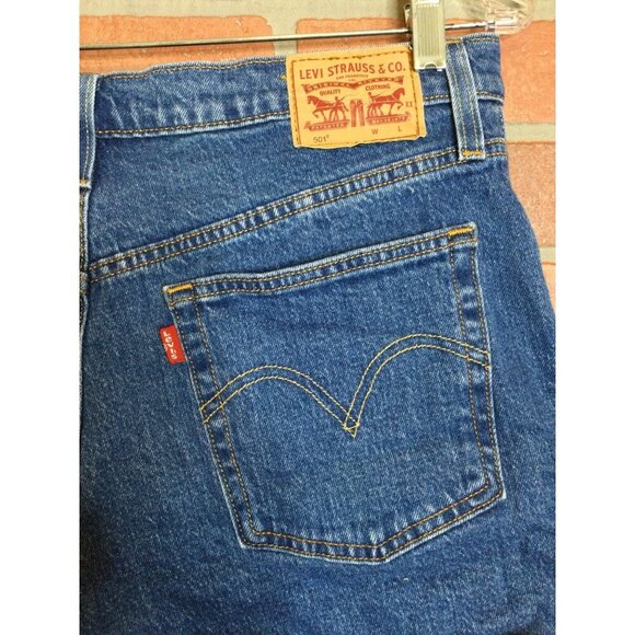 Levis 501 Womens Jean Shorts Button Fly Raw Cut Off Hem Size 31 - Picture 4 of 6